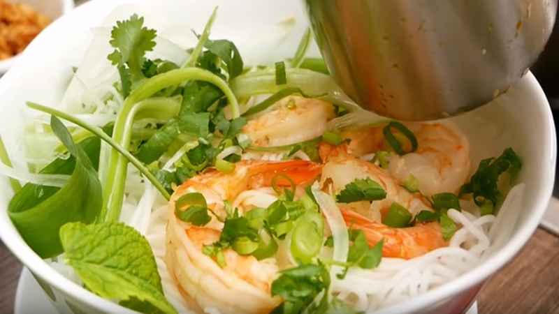 Cho các nguyên liệu vào tô rồi chan nước dùng và thưởng thức