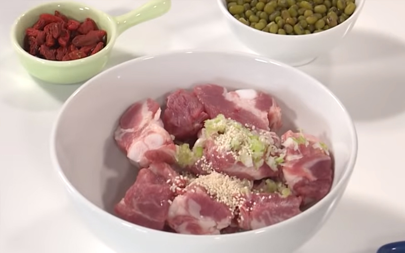 Ướp sườn cùng gia vị