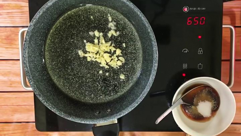 Đun nóng dầu cho tỏi vào phi thơm