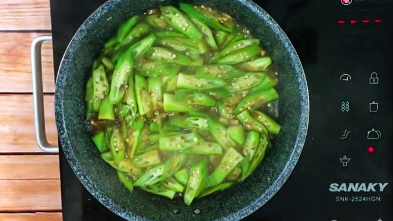 Cho tiếp đậu bắp vào xào