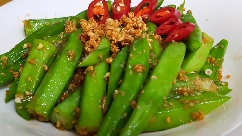 Cho đậu bắp xào tỏi ra đĩa ăn kèm cơm trắng