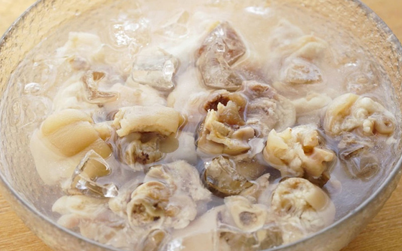 Vớt giò heo cho vào tô nước đá lạnh