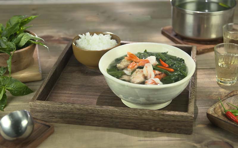 Món canh tôm lá ớt nóng hổi vừa thổi vừa ăn