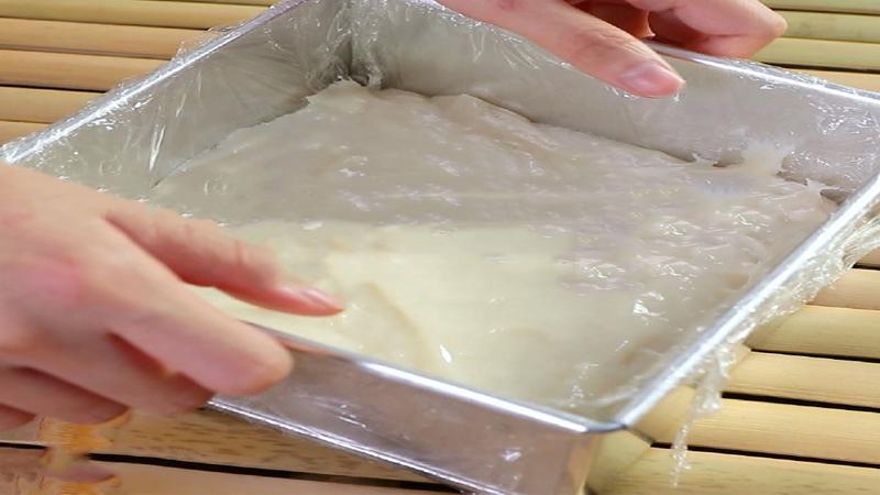 Cho hỗn hợp đã đặc ra khuôn bọc lại rồi cho vào tủ lạnh