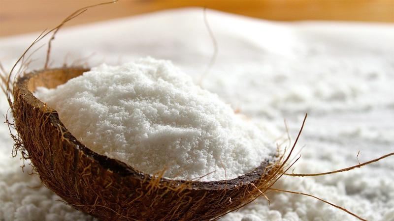 Xay nhuyễn phần cơm dừa và sấy khô