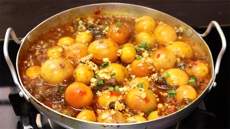 Món trứng non lòng gà sốt cay chấm bánh mì