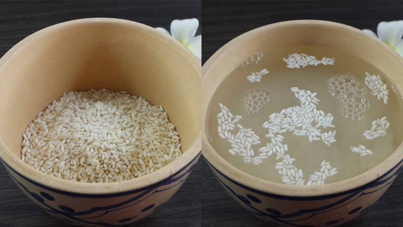 Gạo nếp vo sạch rồi đem ngâm nở mềm