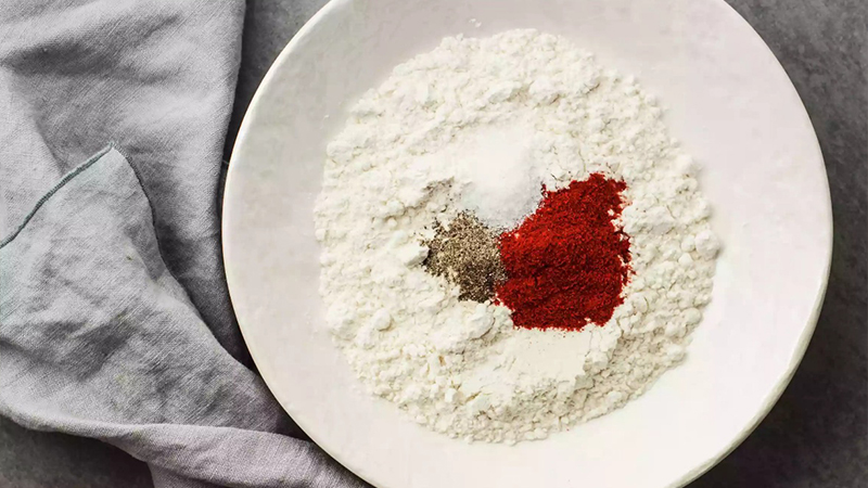 Trộn bột chiên giòn cùng các gia vị