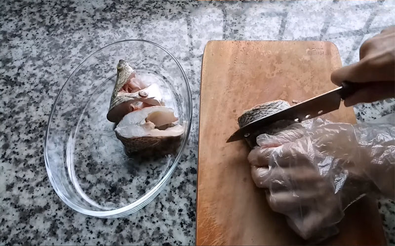 Cá rửa sạch cắt khúc vừa ăn