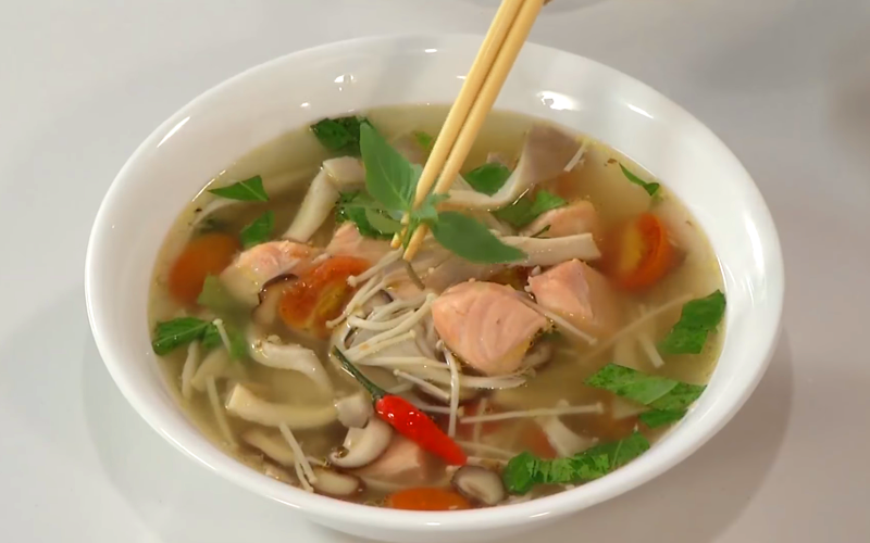 Món canh cá hồi nấu nấm thanh mát ăn không ngán
