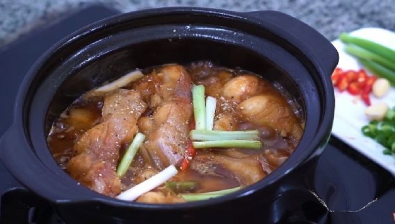 Món cá bông lau kho tộ thịt chắc nước kho đậm đà
