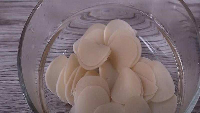 Bánh phồng tôm ngâm nước tới khi mềm