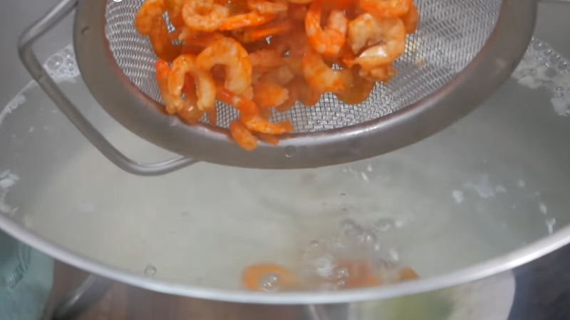 Cho tôm khô và mực khô vào nồi nấu cho ra nước ngọt