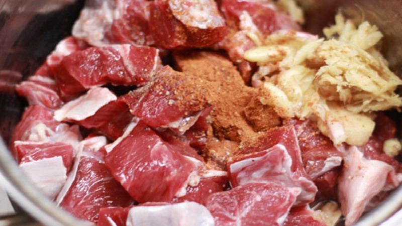 Ướp thịt bò cùng gia vị