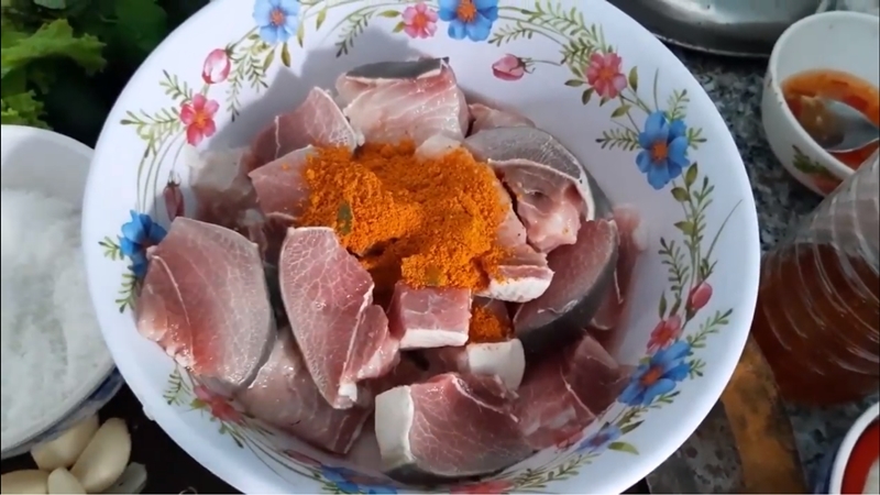 Ướp cá cùng gia vị