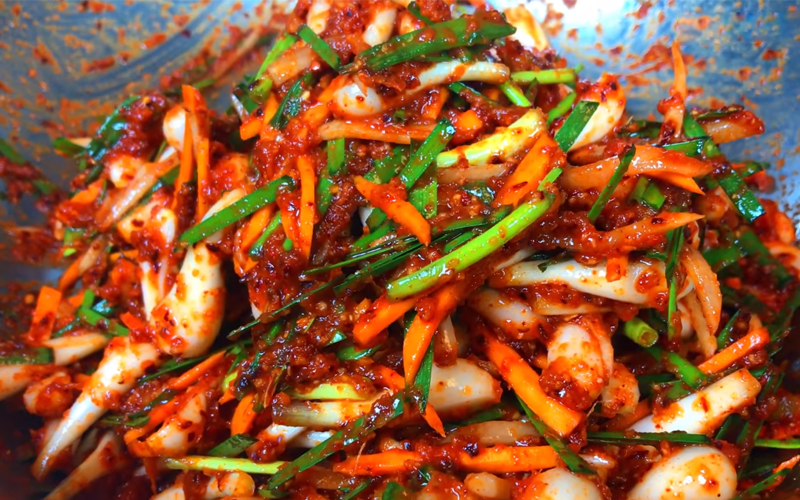Món kim chi củ kiệu cay giòn giải ngán ngày Tết