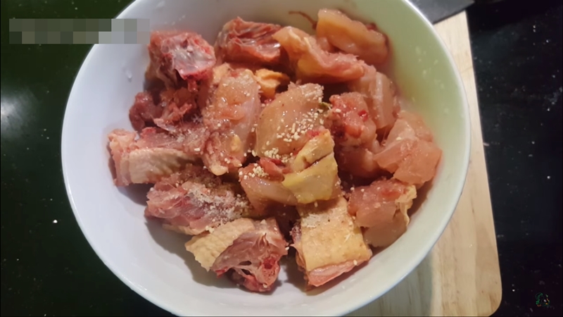 Ướp thịt gà cùng gia vị