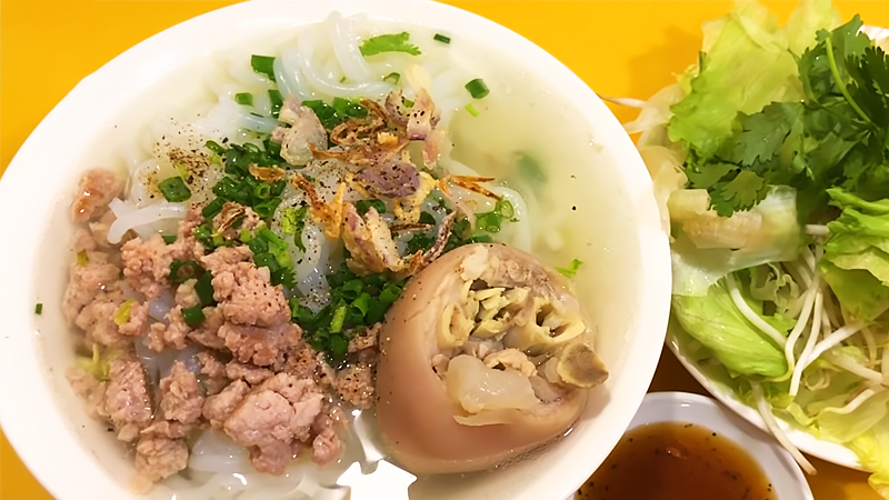 Món bánh canh giò heo thịt mềm nước dùng ngọt thanh