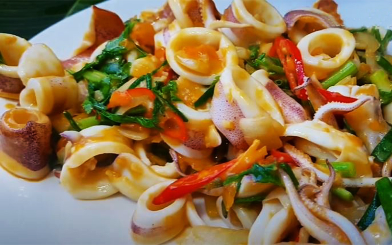Món mực xào trứng muối mới lạ mà ngon vô cùng
