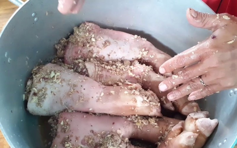 Ướp chân giò