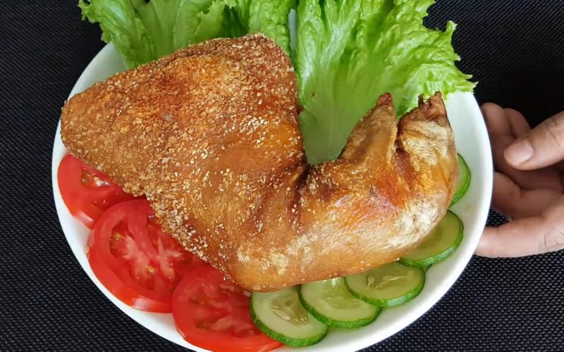 Chiên chân giò vàng ươm rồi vớt ra cho thấm dầu