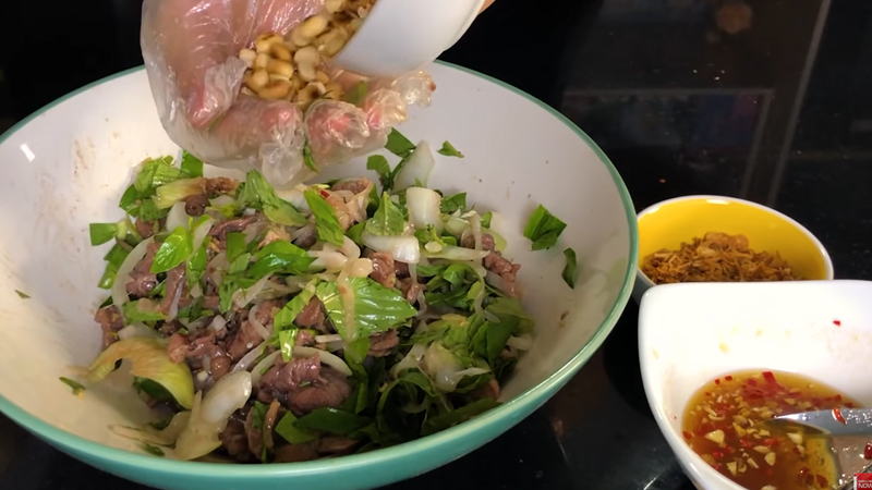 Cho thịt bò cùng các nguyên liệu vào tô trộn đều