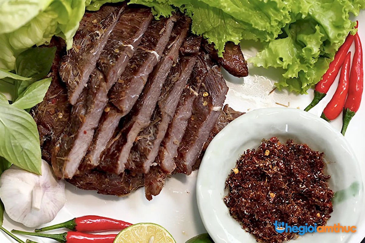 Bò một nắng muối kiến vàng đặc sản Đắk Lắk