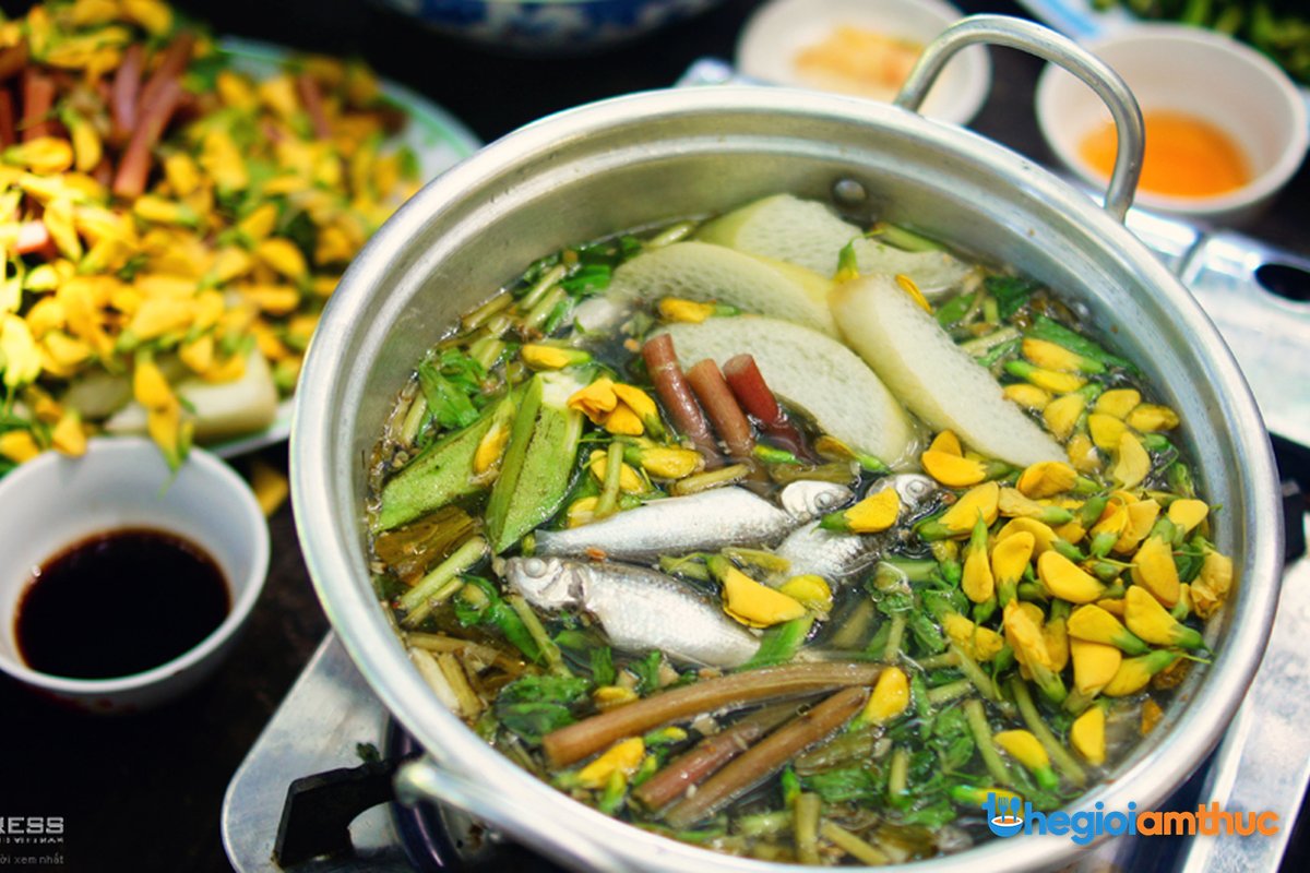 Lẩu chua cá linh bông điên điển – đặc sản An Giang mùa nước nổi